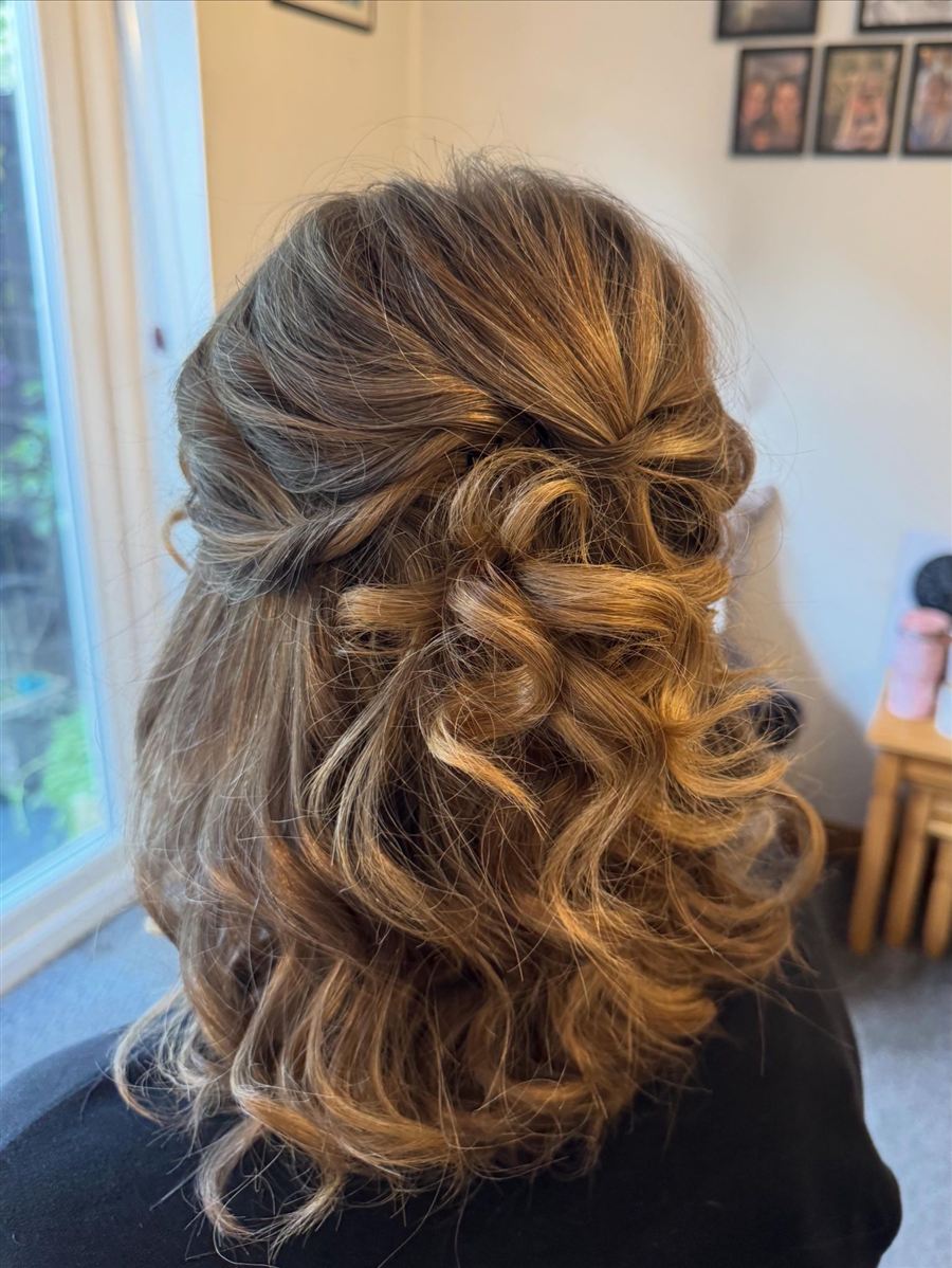 Voluminous half-up curls on brunette hair